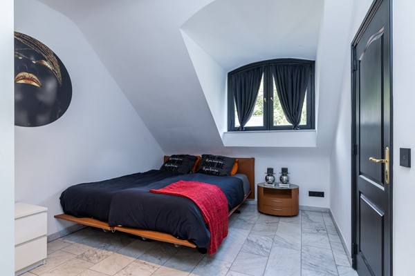 Foto - Te koop: Op een schitterende en rustige locatie in de geliefde villawijk "Moltbos" staat deze stijlvolle, vrijstaande villa met een uitzonderlijk royaal woonoppervlak.